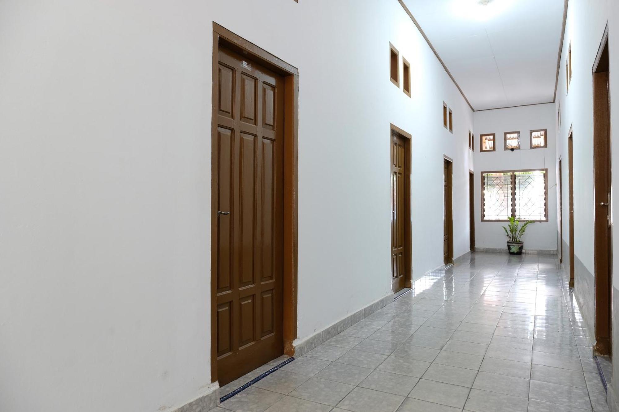 Oyo 2766 Kezia Kost Hotel Tanjung Pandan Luaran gambar