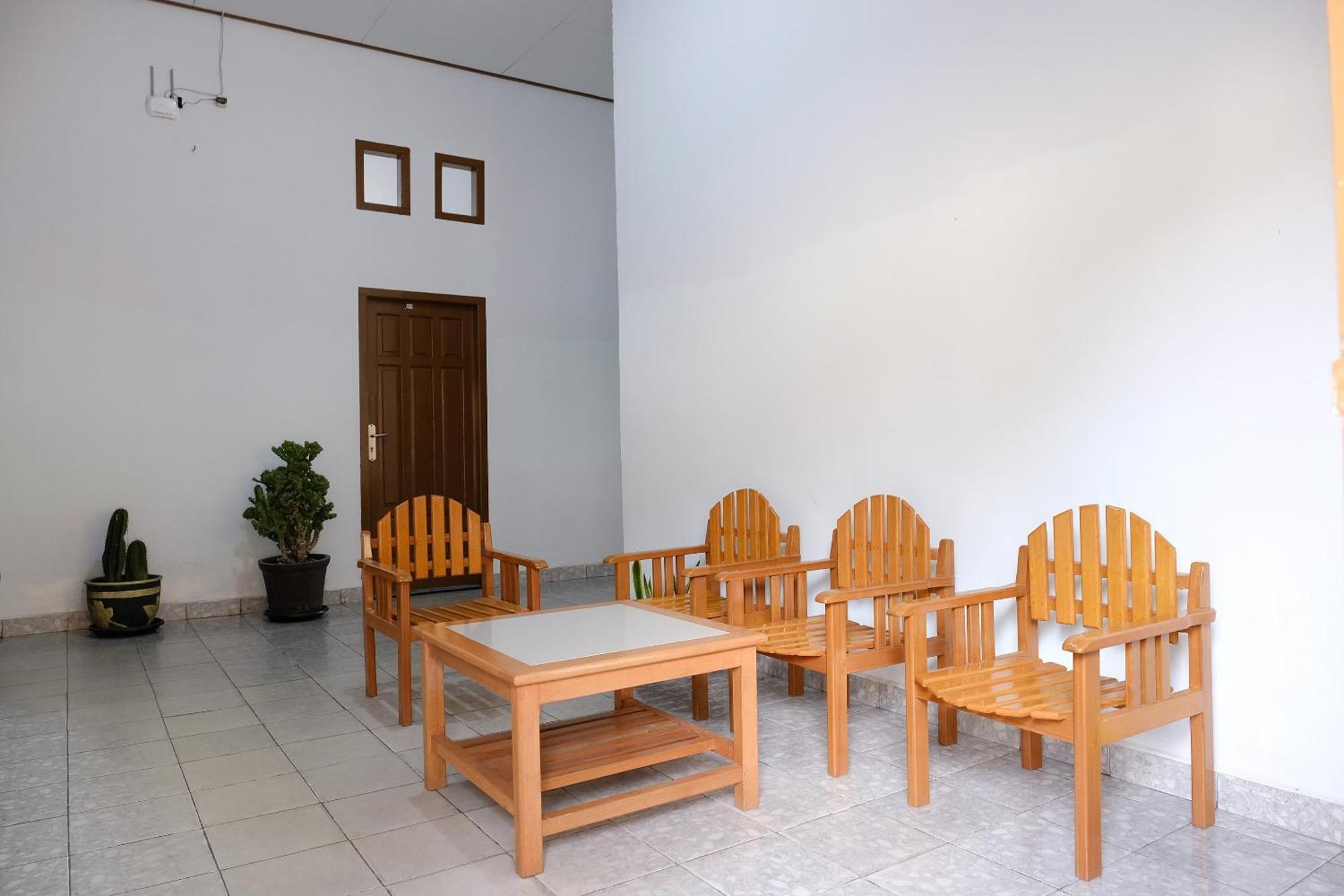 Oyo 2766 Kezia Kost Hotel Tanjung Pandan Luaran gambar